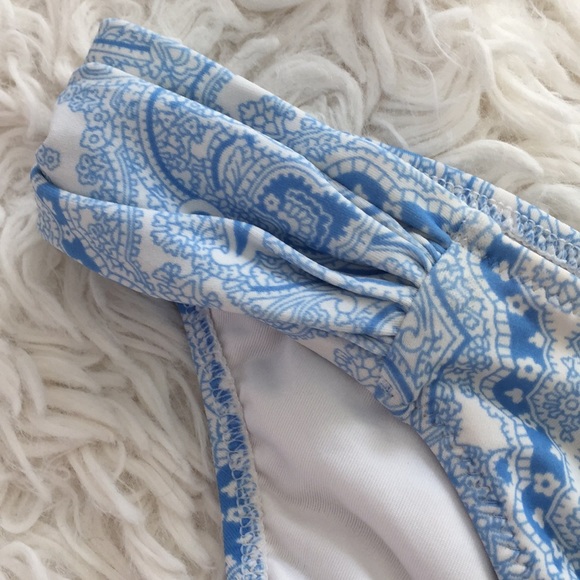 Victoria’s Secret set of 2 bikini bottoms - Picture 5 of 10